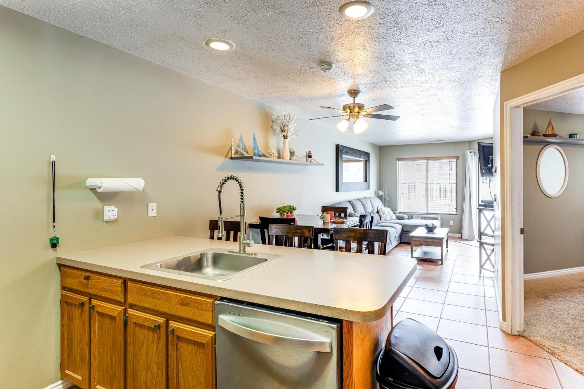 Apartment Garden With Pool Access By Bear Lake! *